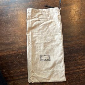 Vertical Gucci dust bag